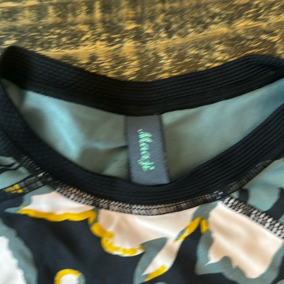 Maaji rash guard bathing suit with reversible bottoms size 6 - Picture 5 of 9